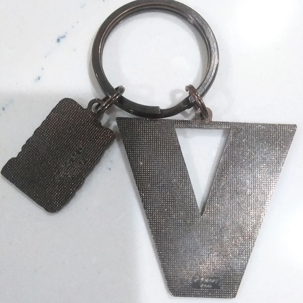 Mickey Pirate Keychain - V Initial